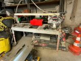 une photo d'un établi dans un garage rempli d'outils