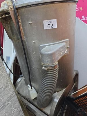 une machine posée sur une table