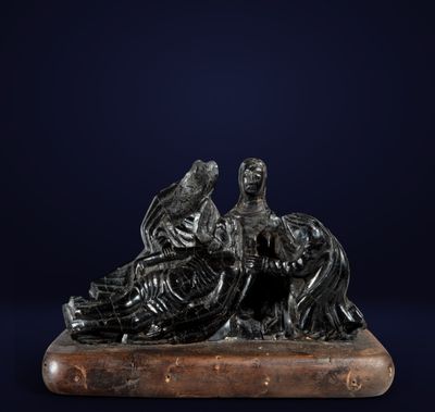 une statue en bronze représentant un homme et une femme sur un bateau