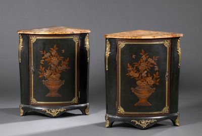 paire de meubles peints en noir et or, ornés de fleurs dans des vases