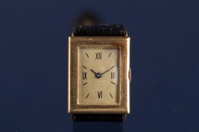 une montre en or avec des chiffres romains sur le cadran