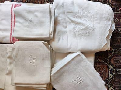 de nombreuses serviettes blanches posées par terre, bordées de rouge