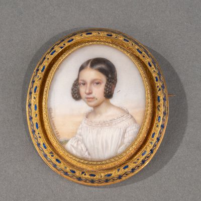 portrait d'une femme en robe blanche dans un cadre doré