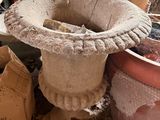 de nombreux pots posés à même le sol, les uns à côté des autres