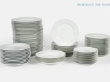 beaucoup d'assiettes empilées les unes sur les autres