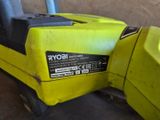 un gros plan d'un chariot élévateur jaune et noir