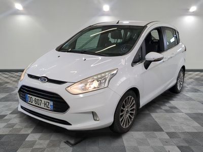 La Ford B-Max blanche est garée sur un sol à damier