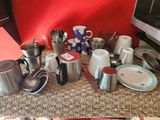 beaucoup de cafetières et de tasses sur la table