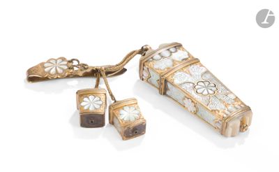 trois bijoux posés sur une surface blanche