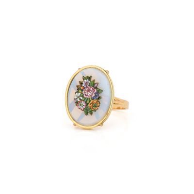 un gros plan d'une bague ornée de fleurs
