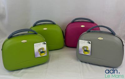 quatre bagages posés sur une surface blanche