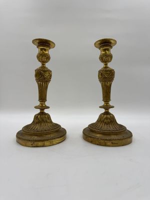 Paire de flambeaux en bronze doré à cannelures, ornés de fri…