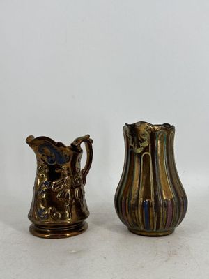 deux vases posés l'un à côté de l'autre sur une table