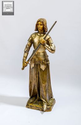 une statue représentant une femme tenant une épée, sur fond blanc