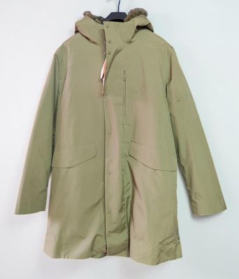 l'image d'un manteau suspendu à un cintre sur un mur