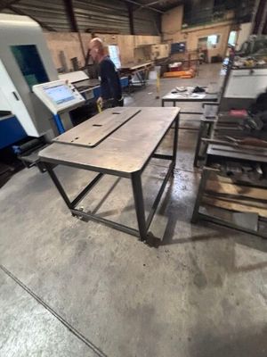 un homme debout devant une table