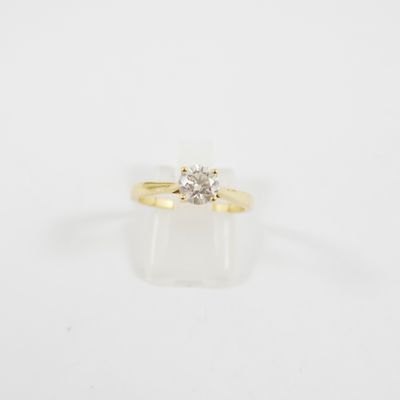 une bague de fiançailles en or jaune sertie d'un seul diamant