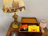une table sur laquelle se trouvent une lampe et une boîte