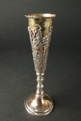 un vase ancien en argent orné d'un motif sur la base