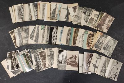 un grand nombre de cartes postales anciennes qui se trouvent sur la table