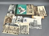 un lot de vieilles cartes postales sur une table