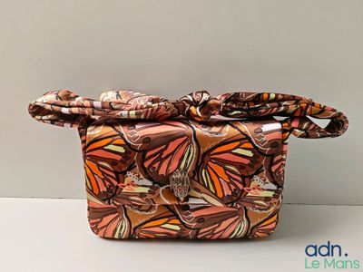une photo d'un sac orné d'un motif de papillon