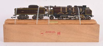 une maquette de train posée sur un socle en bois