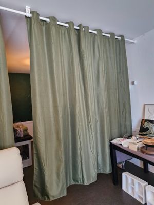un salon avec un canapé et une table sur laquelle se trouve un ordinateur portable