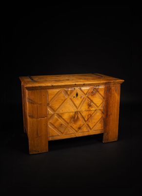 Coffre en mélèze, la façade à panneaux losangiques, ouvrant …
