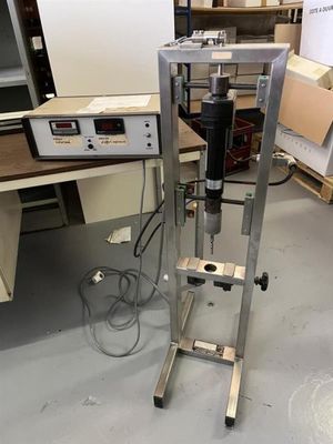 une machine posée sur une table dans une pièce