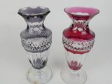 deux vases en verre posés côte à côte sur une surface blanche