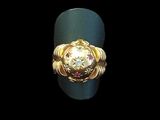 une image représentant une bague en or ornée d'un motif floral