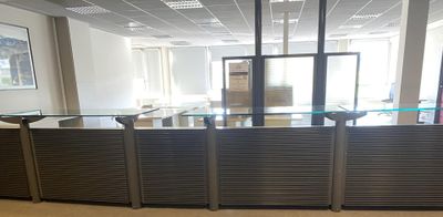un comptoir en verre au milieu d'une grande pièce
