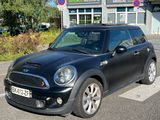 une petite voiture noire garée devant un bâtiment