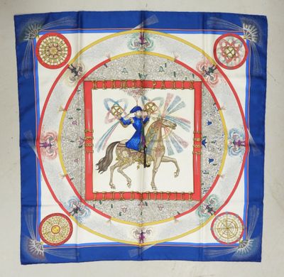un foulard carré bleu et blanc sur lequel figure l'image d'un homme à cheval