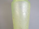 un vase vert posé sur une table