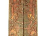 une vieille porte en métal ornée d'un motif