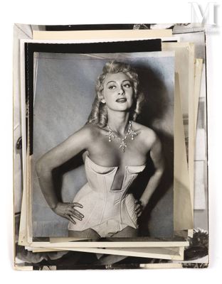une vieille photo en noir et blanc d'une femme portant un corset