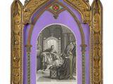 une vieille photo représentant un homme assis sur une chaise, avec un fond violet