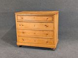 une commode en bois sur fond gris