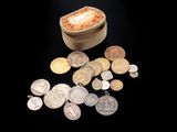 une petite boîte de pièces et une petite boîte de pièces