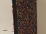 un livre posé sur une étagère contre un mur