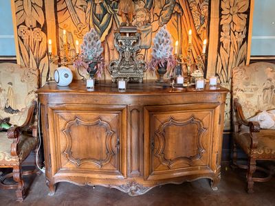 une grande armoire en bois surmontée de bougies