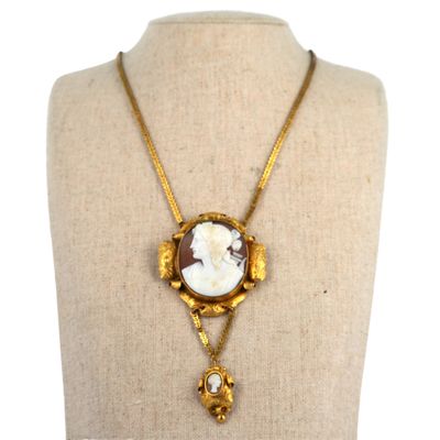 gros plan d'un collier sur un mannequin mannequin mannequin mannequin mannequin mannequin mannequin mannequin mannequin