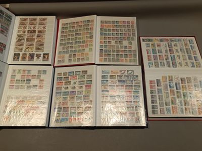 un grand nombre de timbres différents sur les pages d'un livre