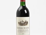 une bouteille de vin posée sur une table