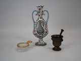 deux vases et un mortier posés sur une table blanche