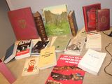 de nombreux livres posés sur une table