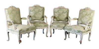 quatre chaises avec un revêtement vert, un revêtement vert, un revêtement vert, un revêtement vert, un revêtement vert, un revêtement vert, un revêtement vert, un revêtement vert, un revêtement vert
