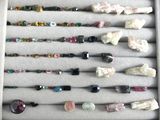 de nombreuses pierres et perles de différentes couleurs dans une vitrine